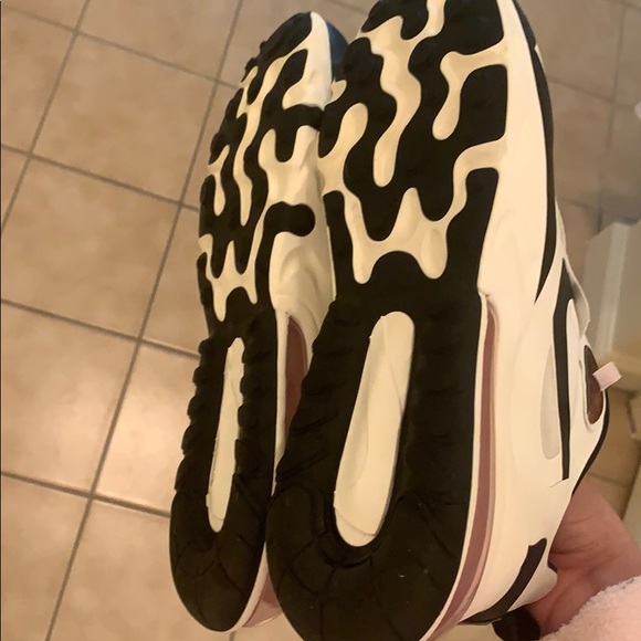 Nike Women’s Air Max 270 React Shoes Sneakers - Picture 5 of 5